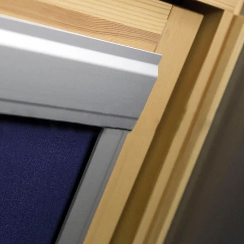 dettaglio tendina oscurante interna Blu per finestre da mansarda DK 500V Dakota dettaglio tendina oscurante interna Blu per finestre da mansarda DK 500V Dakota