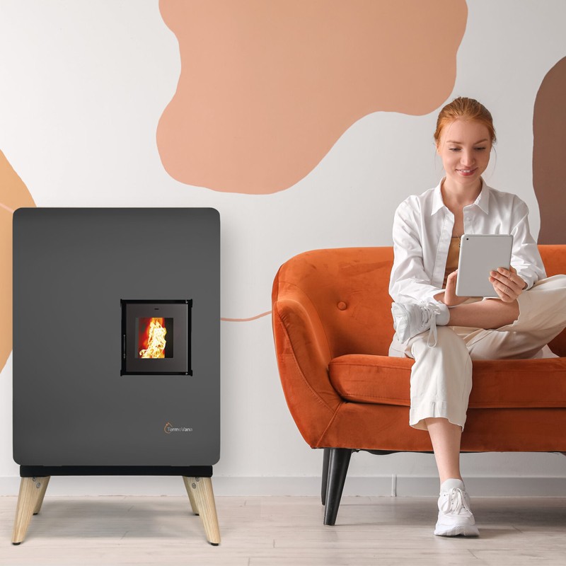 Stufa a pellet ermetica TermoVana Wave 8.0 Plus Antracite con piedini in legno, 7kW Termovana - 4 Stufa a pellet ermetica TermoVana Wave 8.0 Plus Antracite con piedini in legno, 7kW Termovana - 4