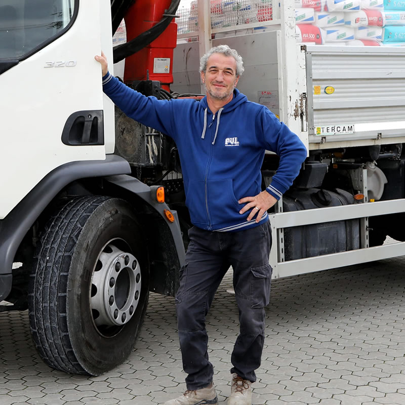 Giuseppe con autocarro per consegne